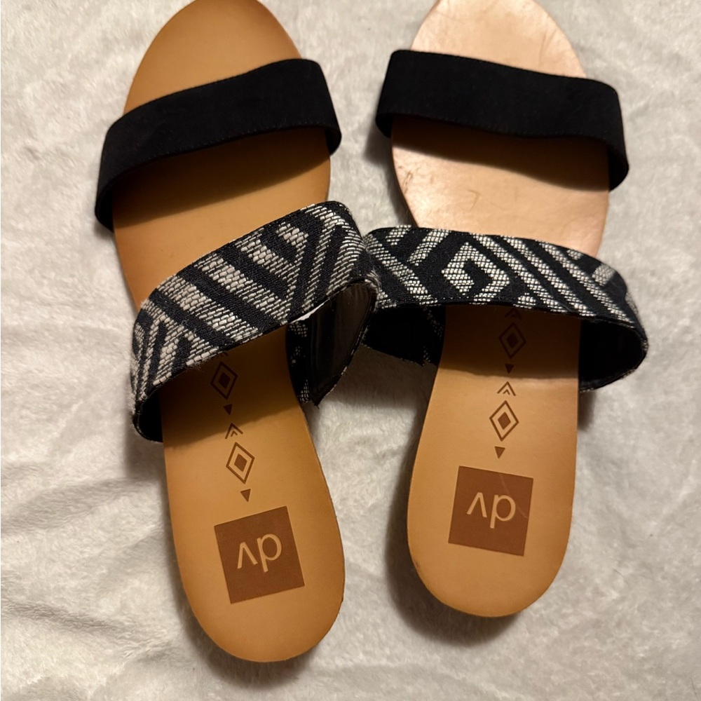 DV by Dolce Vita Women's Black and Tan Patterned Sandals